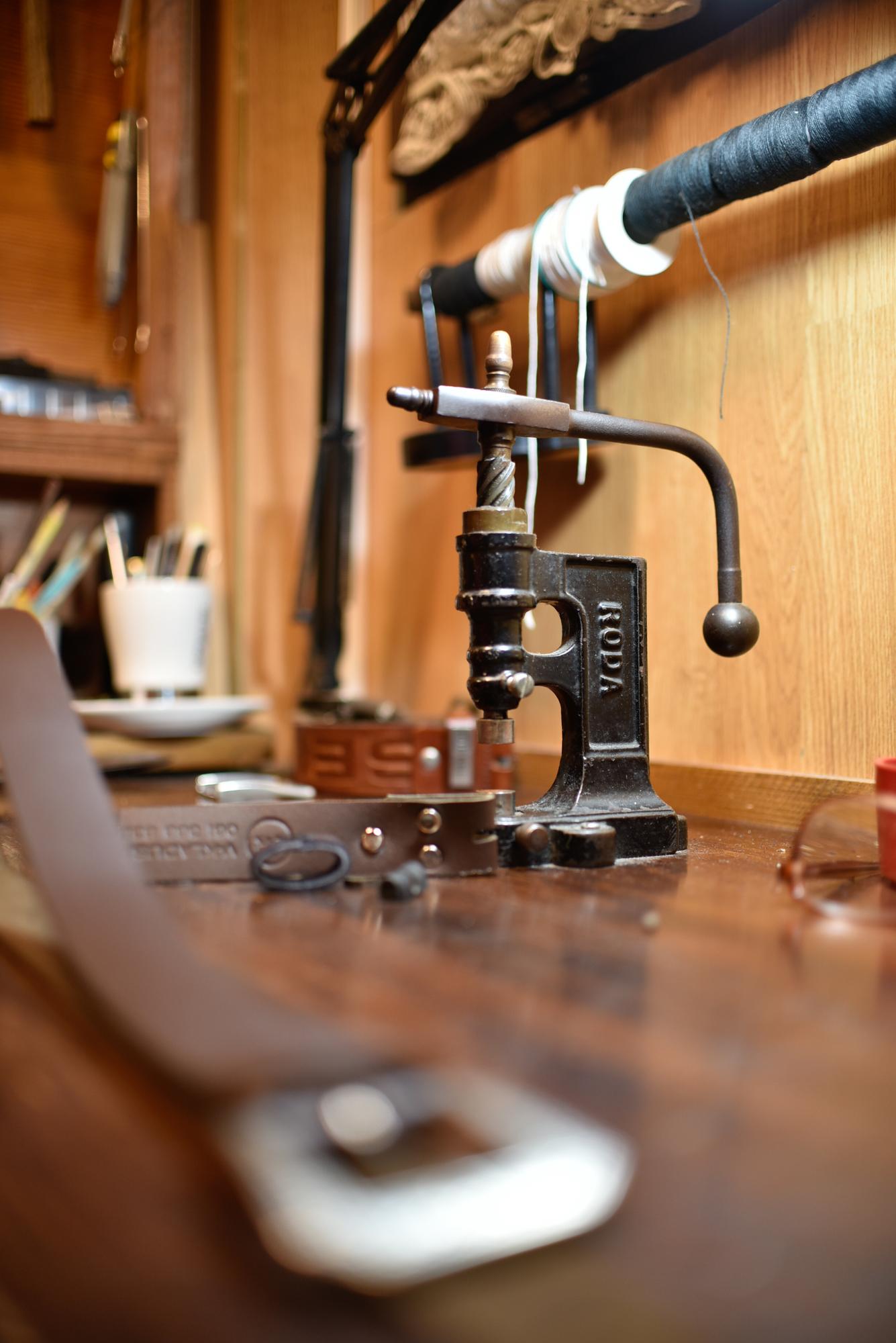 atelier interior cu mașină de brodat